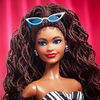 Poupée Barbie Signature, 65e anniversaire, de collection avec cheveux bruns tressés, robe noire et blanche