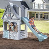 Maisonnette à deux étages et glissoire Enchanting Adventures 2-Story Playhouse and Slide de Step2 - Gris