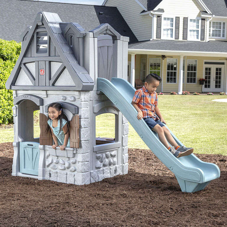 Maisonnette à deux étages et glissoire Enchanting Adventures 2-Story Playhouse and Slide de Step2 - Gris