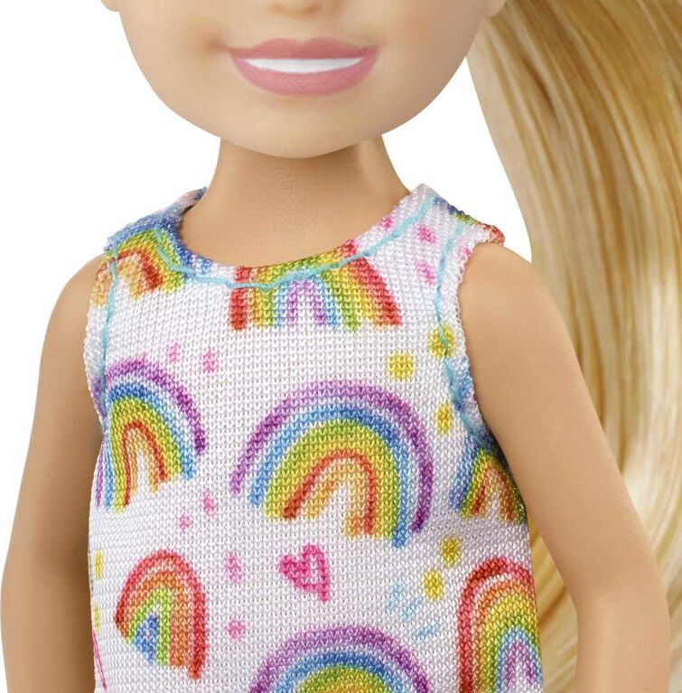 Barbie - Poupée Chelsea, blonde, robe arc-en-ciel, 3 ans et plus