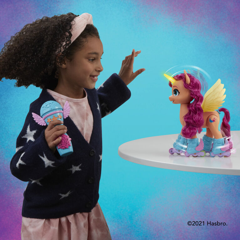 My Little Pony: A New Generation Sunny Starscout chante en rollers, jouet interactif de 22,5 cm avec télécommande, 50 réactions, lumières - Édition anglaise