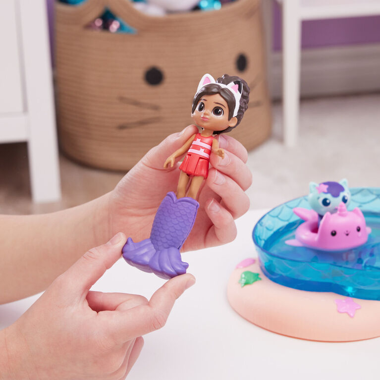 Gabby's Dollhouse, Purr-ific Pool Playset with Gabby and MerCat Figures, Color-Changing Mermaid Tails and Pool Accessories