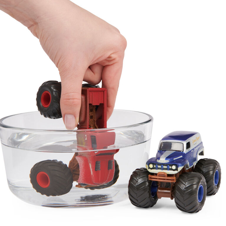 Monster Jam, Official Grave Digger vs. Grave Digger The Legend Color-Changing Die-Cast Monster Trucks, 1:64 Scale