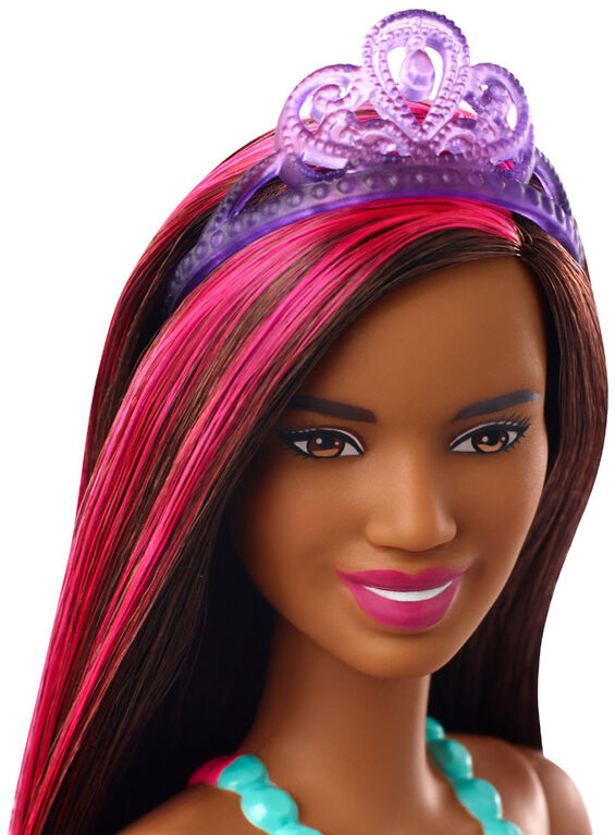 Poupée Barbie Royale Dreamtopia de 30 cm aux Cheveux Bruns avec Mèche Rose