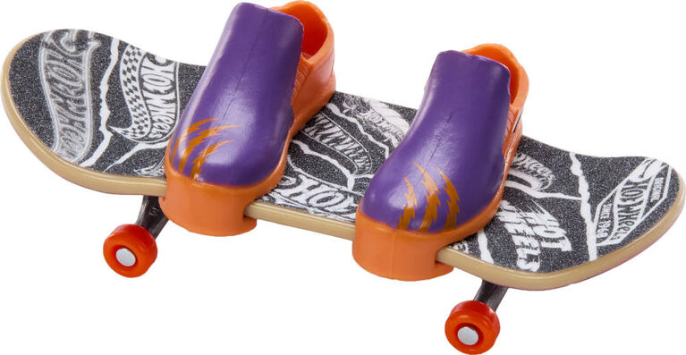 Hot Wheels Skate Tony Hawk Fingerboard & Skate Shoes, Toy for Kids (Styles May Vary)