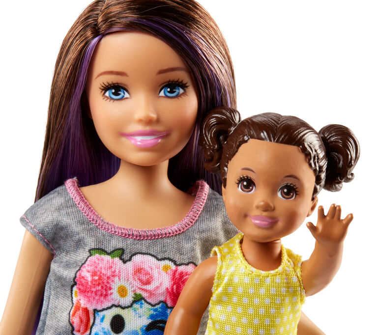 Coffret Barbie Babysitters avec une poupée Skipper, une poupée bébé, avec  Poussette gonflable et des accessoires à thème