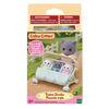 La poussette des triplés pour les bébés triplés au berceau est un accessoire pour les maisonnettes Calico Critters