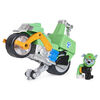 PAW Patrol, Deluxe Vehicle Moto Pups, Moto à rétrofriction de Rocky avec fonction roue arrière et figurine