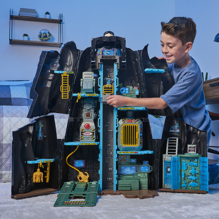 Batman, Bat-Tech Batcave, Coffret géant transformable avec figurines et accessoires Batman de 10,2 cm