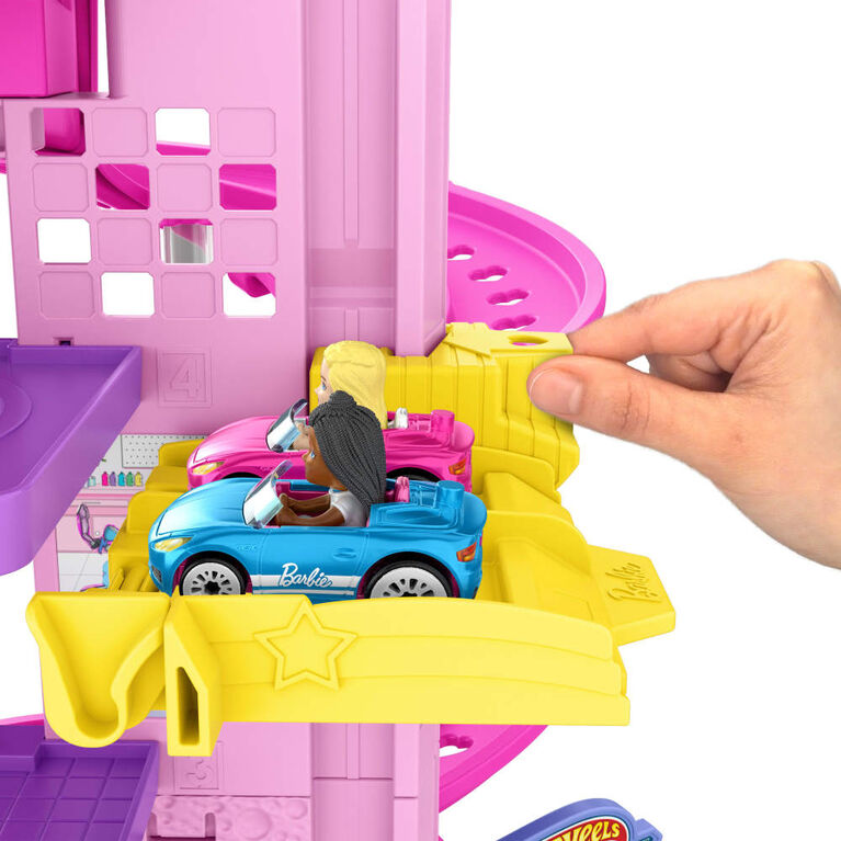 Hot Wheels RacerVerse Barbie Spiral Race Track Set with Barbie "Malibu" & Barbie "Brooklyn" Toy Cars