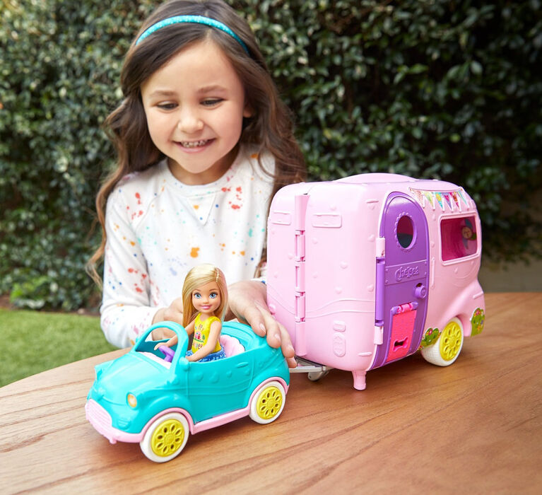 Coffret de jeu Caravane Barbie Club Chelsea avec poupée, chiot, voiture, caravane qui se transforme et accessoires