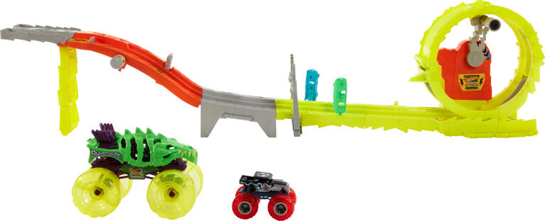 Hot Wheels Monster Trucks Power Smashers Race & Chase Challenge with Oversized Skelesaurus, 1:64 Scale Bone Shaker & 2 Crushed Cars
