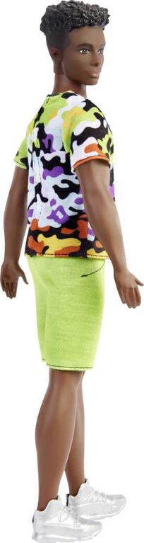 Barbie-Poupée Ken Fashionistas 123, large d'épaules, t-shirt, short