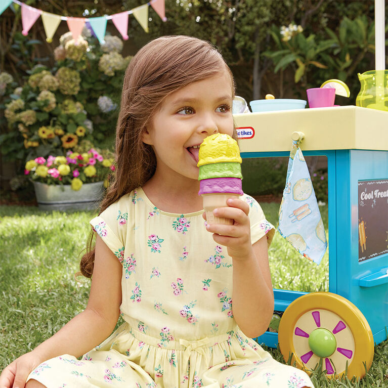 Little Tikes 2-in-1 Lemonade & Ice Cream Stand with 25 Accessories and Chalkboard