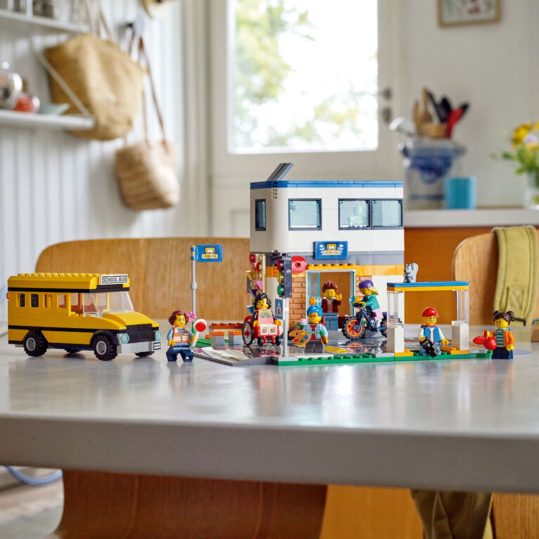 LEGO City La journée d'école 60329 Ensemble de construction (433 pièces)