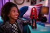 Disney Descendants: The Rise of Red Poupée Red chantante, avec vêtements et accessoires inspirés du film, chante " Seeing Red "
