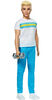 Poupée​ Ken 60ème anniversaire dans une tenue rétro composée d'un t-shirt, d'un pantalon de style sportif, de baskets et d'un haltère