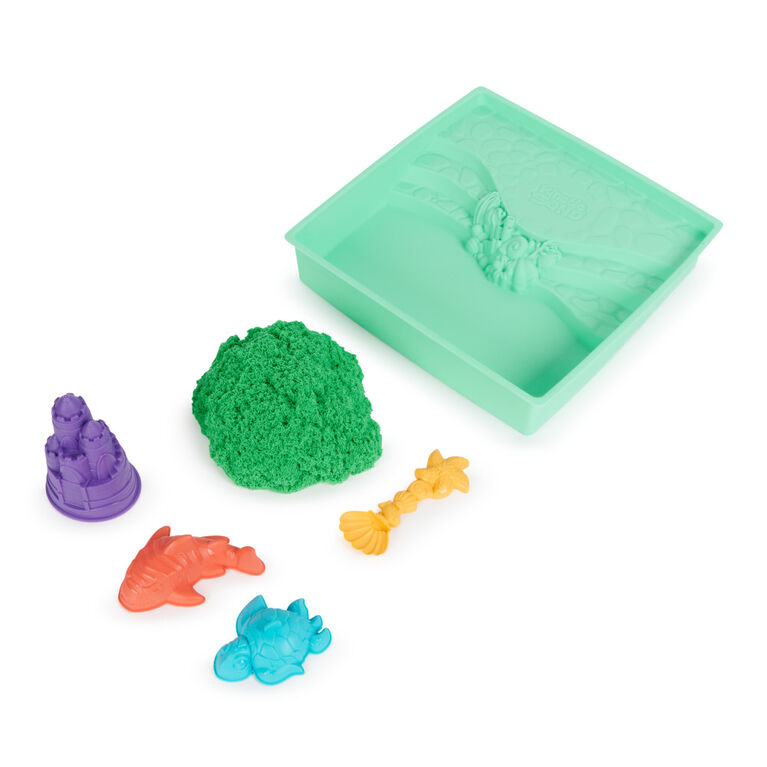 Kinetic Sand Sandbox Set, 1lb Green Play Sand, Sandbox Storage, 4 Molds and Tools, Sensory Toys