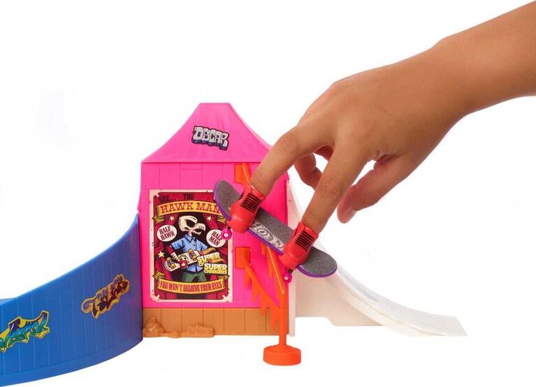 Hot Wheels Skate Amusement Park Set with Tony Hawk Fingerboard