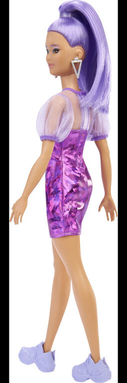 Poupée Barbie Fashionistas n°178, Robe Violette Irisée avec Manches et Haut du Buste Transparents, Baskets Violettes