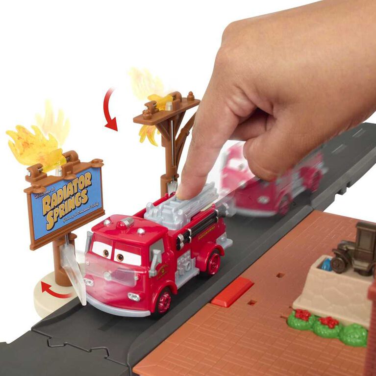 Disney/Pixar Cars On The Road La Caserne de pompiers de Red