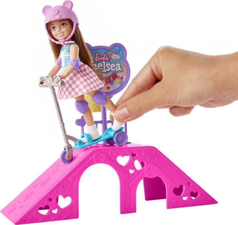 Barbie Coffret Chelsea, coffret skate-park avec poupée et accessoires