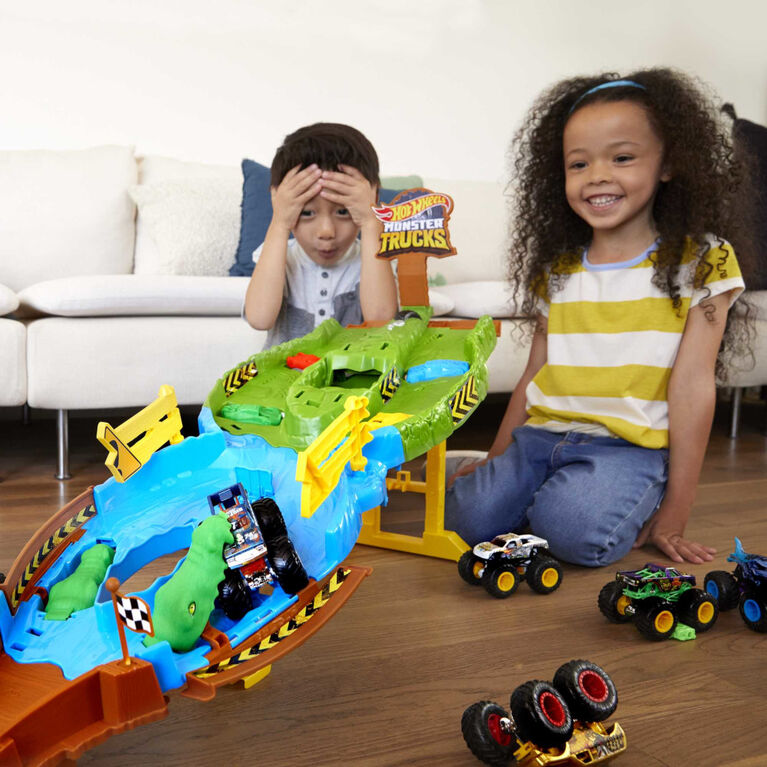 Hot Wheels Monster Trucks Wreckin' Raceway Playset