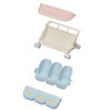 La poussette des triplés pour les bébés triplés au berceau est un accessoire pour les maisonnettes Calico Critters