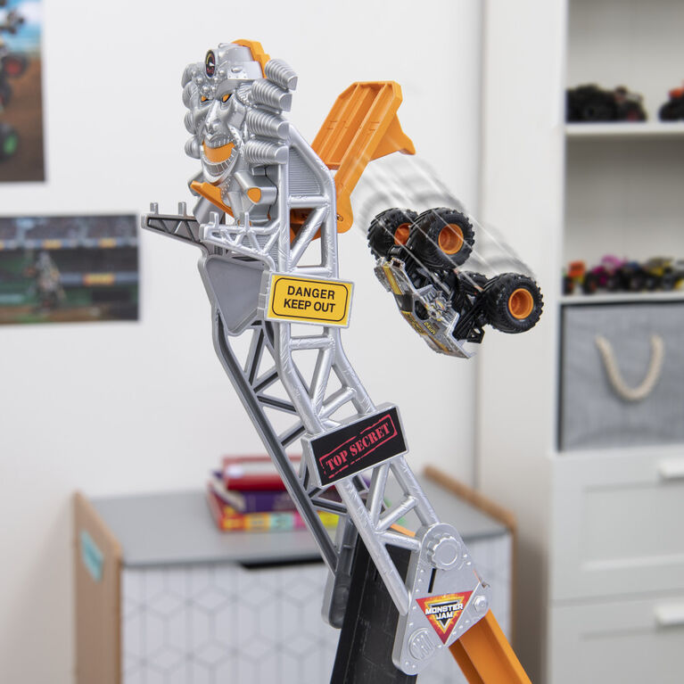 Monster Jam, Official Max-D Break Free Playset with Exclusive 1:64 Scale Max-D Die-Cast Monster Truck