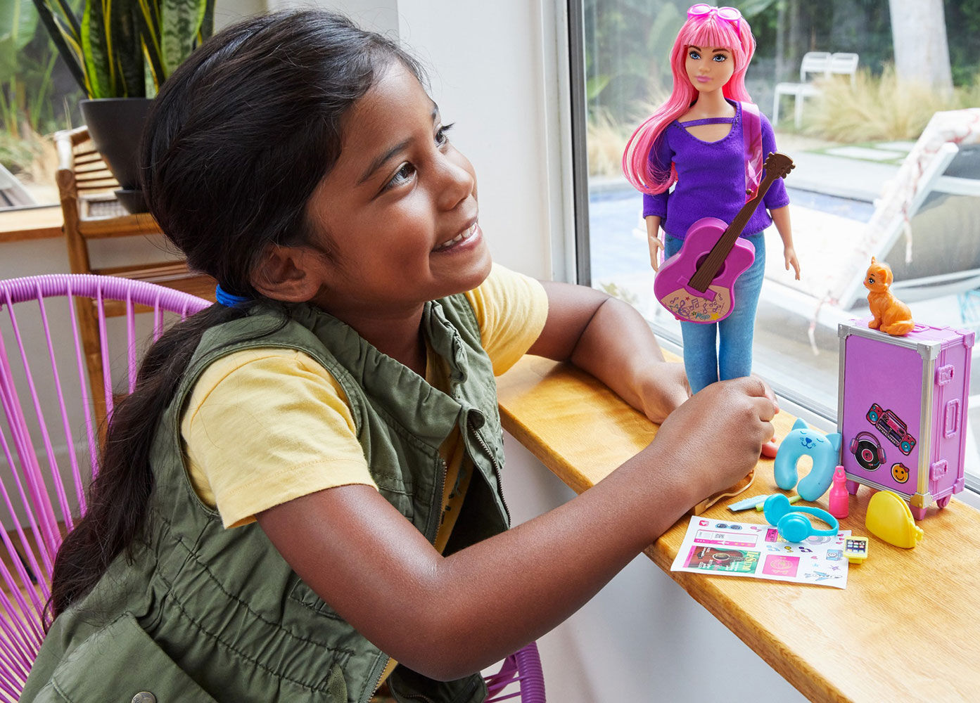 barbie daisy travel doll & accessories