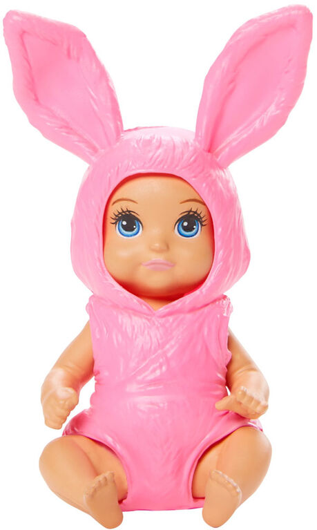 Poupée bébé ​Skipper Babysitters Inc. Barbie avec costume-barboteuse de lapin rose et couche amovibles