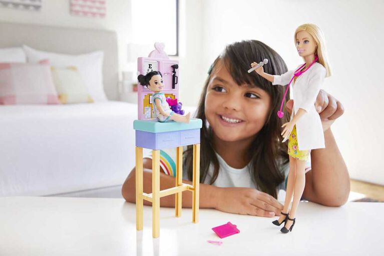 Coffret de jeu ​Barbie Pédiatre, poupée blonde