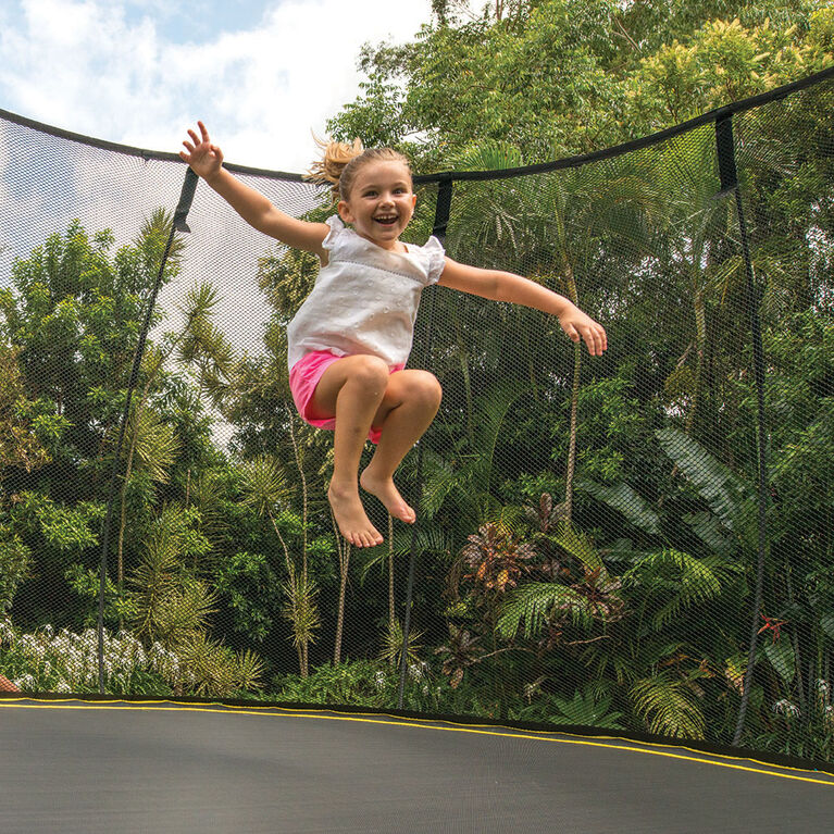 Trampoline Springfree, moyen, 3 m, forme ronde avec enceinte de sécurité.