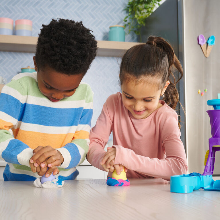 Kinetic Sand, Soft Serve Station with 14oz of Play Sand (Blue, Pink and White), 2 Ice Cream Cones and 2 Tools, Sensory Toys