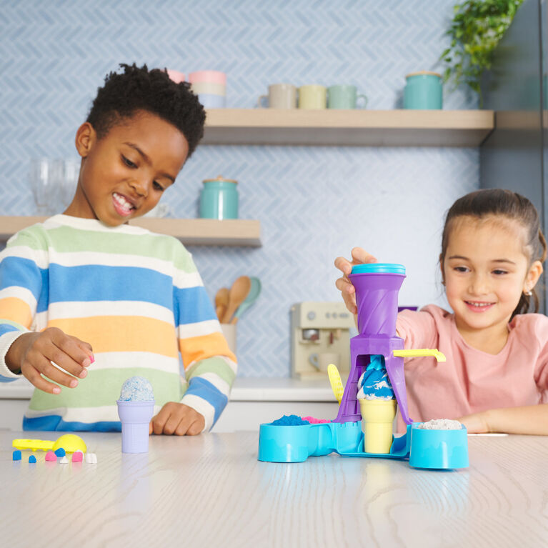 Kinetic Sand, Soft Serve Station with 14oz of Play Sand (Blue, Pink and White), 2 Ice Cream Cones and 2 Tools, Sensory Toys