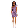 Poupée Barbie, brunette, vêtue d'une robe violette étincelante, de chaussures argentées et d'un bracelet argenté