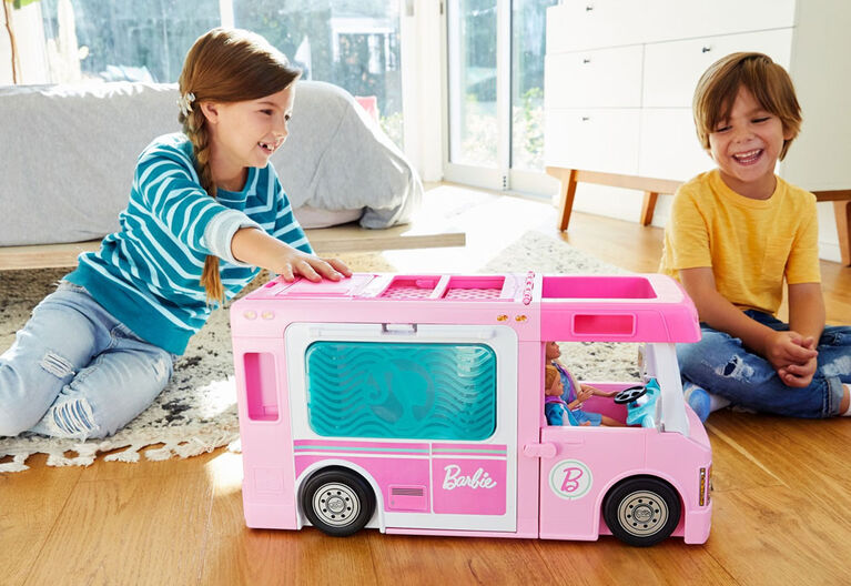 Véhicule Autocaravane de rêve 3 en 1 ​Barbie avec piscine, camionnette, bateau et 50 accessoires