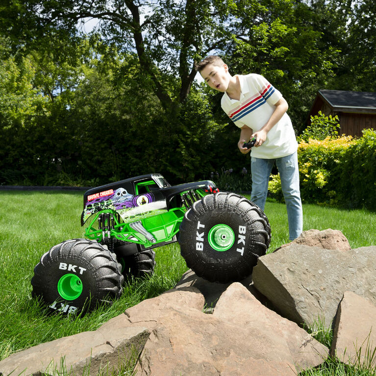 Monster Jam, Official Mega Grave Digger All-Terrain Remote Control Monster Truck with Lights, 1:6 Scale