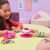 Cool Maker PopStyle Bracelet Maker, 170 superbes perles, 10 bracelets, rangement, coffret de fabrication de bracelets d'amitié, jouets d'art et de loisirs créatifs