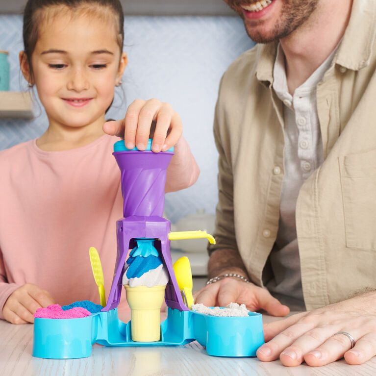 Kinetic Sand, Soft Serve Station with 14oz of Play Sand (Blue, Pink and White), 2 Ice Cream Cones and 2 Tools, Sensory Toys