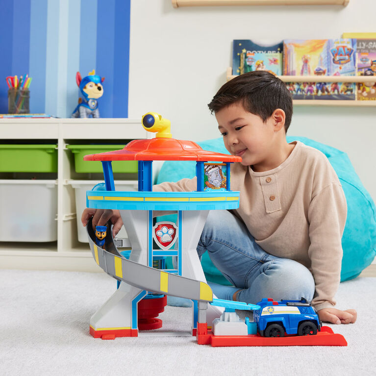 PAW Patrol, Lookout Tower Playset avec lance-véhicule, 2 figurines articulées Chase, voiture de police et accessoires