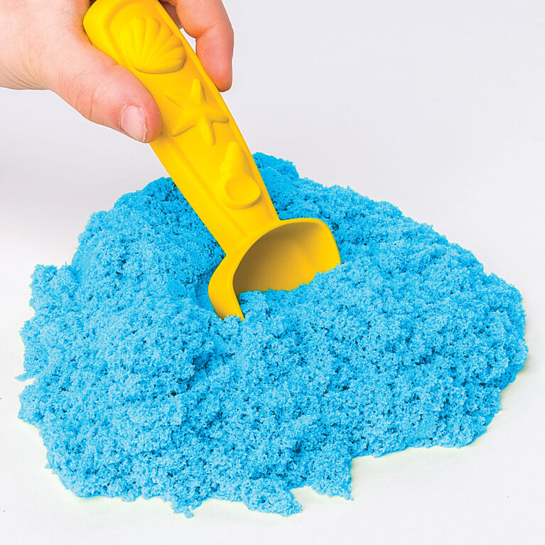 Kinetic Sand, Sandbox Set Kids Toy with 1lb All-Natural Blue Kinetic Sand and 3 Molds