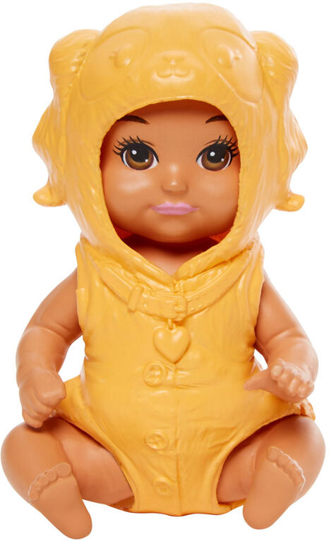 Poupée bébé ​Skipper Babysitters Inc. Barbie avec costume-barboteuse de chiot dorée et couche amovibles