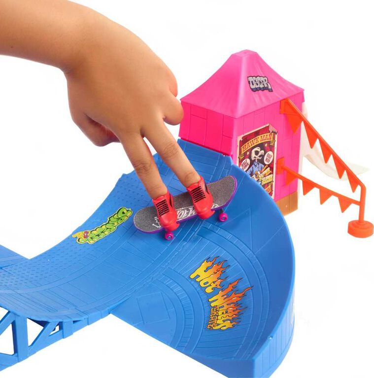 Hot Wheels Skate Amusement Park Set with Tony Hawk Fingerboard