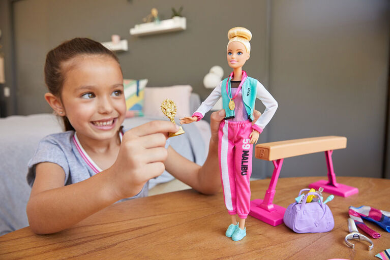 Coffret de jeu Barbie Gymnaste avec poupée, poutre d'équilibre et plus de  15 accessoires