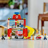 LEGO City La caserne et le camion de pompiers 60375 Ensemble de jeu de construction (153 pièces)