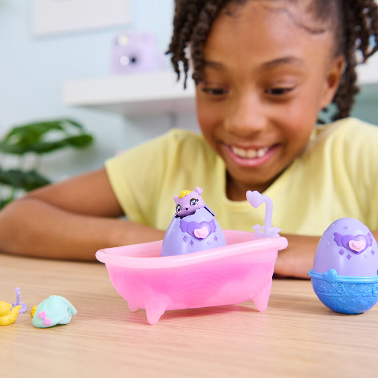 Hatchimals Alive, Make a Splash Playset with 15 Accessories, Bathtub, 2 Color-Change Mini Figures in Self-Hatching Eggs