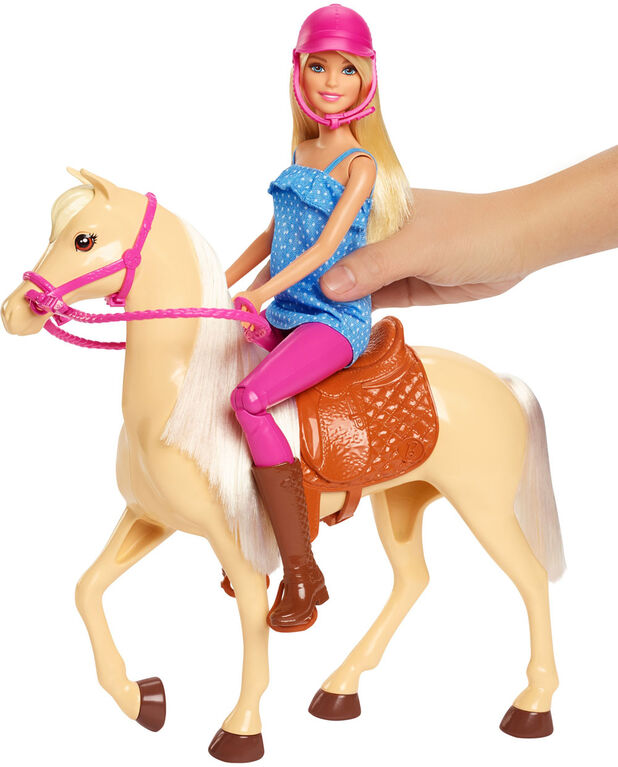 Barbie cavalière avec son cheval qui marche