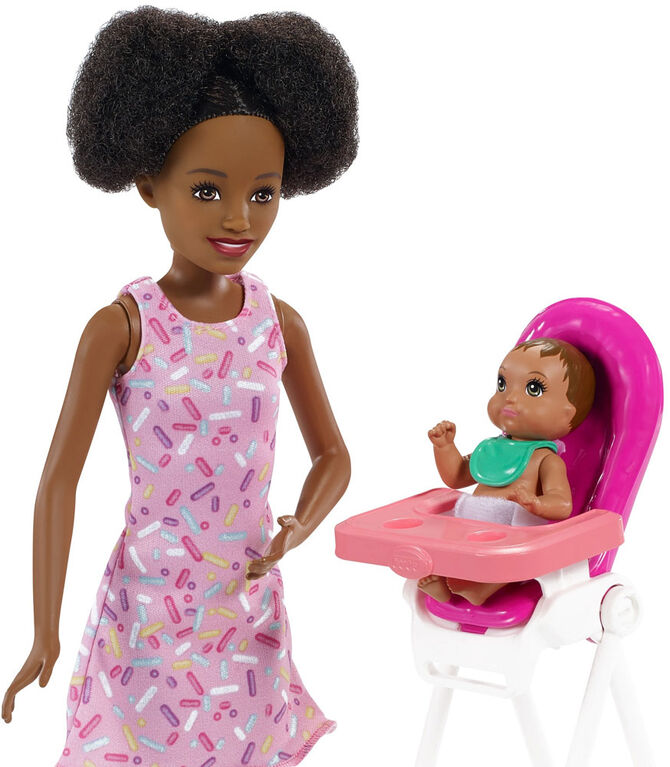 Poupées et coffret de jeu Skipper Babysitters Inc. Barbie avec poupée Skipper Gardienne d'enfants, poupée bébé à changement de couleur, chaise haute et accessoire à thème de fête