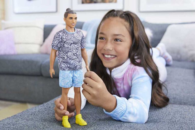 Barbie Fashionistas Poupée Ken, cheveux bruns, tenue Paisley